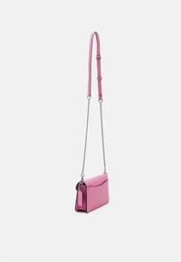 COACH COVERED CLOSURE TABBY CHAIN - Torba čez telo - vivid pink
