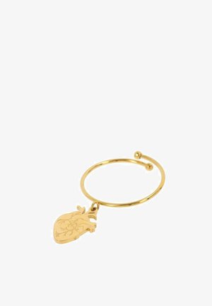 Anillo circular de oro con un colgante en forma de corazón, que presenta detalles intrincados y una textura suave. El colgante cuelga de la parte superior del anillo.