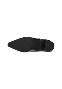 Une chaussure noire à talons hauts avec un bout pointu et une semelle plate, positionnée sur un fond blanc uni.