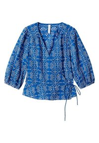 Blusa blu con maniche a tre quarti, scollo a V, motivo floreale bianco, dettaglio in vita arricciato e fiocchi sui lati. Tessuto morbido e leggero.