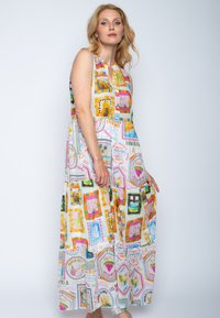 Maxi-jurk met een kleurrijke fruitthema print, mouwloos ontwerp, lichtgewicht stof en een gelaagde rok met gevarieerde patronen en accenten.