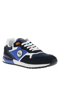 Sneaker caratterizzata da un mix di materiali blu, neri e bianchi, con tomaia in suede e mesh, logo rotondo sul lato e suola ammortizzata.