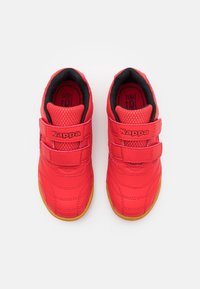 Røde syntetiske sneakers med Velcro-stropper, der har en tekstureret overflade og en gummigummisål. Mærkenavnet "Kappa" er synligt.