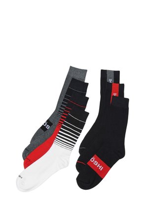 Cinco pares de calcetines: negros, grises, blancos y rojos, con colores sólidos y rayas, hechos de una mezcla de algodón con logotipos en los puños.