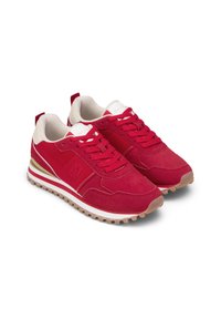 Czerwone sneakersy zamszowe i z siateczki z białymi sznurowadłami, beżowymi akcentami oraz fakturowaną podeszwą. Charakteryzują się kolorowym wzorem i oznaczeniem na języku.