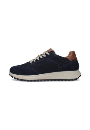 Sneaker in camoscio blu navy con suola beige, lacci bianchi, pannelli laterali traforati e dettagli in pelle marrone sul tallone e sulla linguetta.