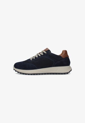 Sneaker in camoscio blu navy con suola beige, lacci bianchi, pannelli laterali traforati e dettagli in pelle marrone sul tallone e sulla linguetta.