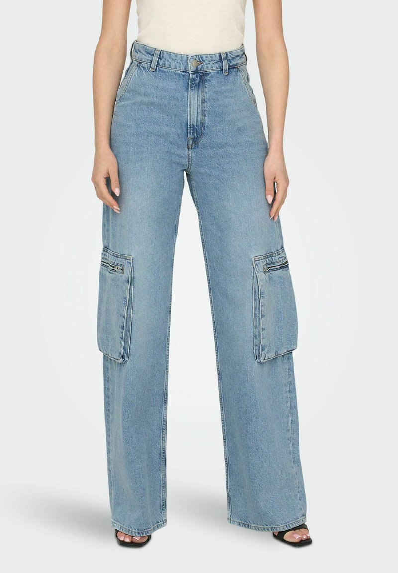 Svetlo modri denim cargo hlače z širokim krojem, visokim pasom, stranskimi cargo žepi in rahlo zbledelem vzorcem. Klasično gumbno in zadržno zapiranje.