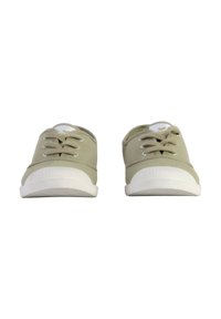 Zapatillas de lona verde claro con suelas de goma blancas, punta redondeada, diseño con cordones y acentos texturizados en el talón y la punta.