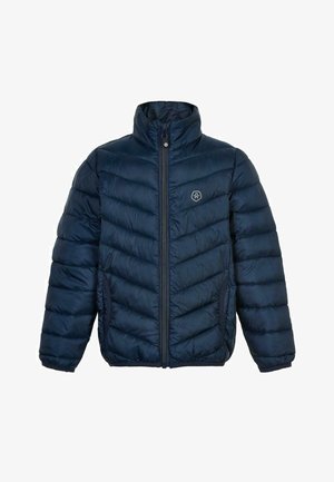 Marineblå pufferjakke med høj krave, lynlås foran og chevron quiltet mønster. Blødt, skinnende materiale med sidelommer og logo-accent.