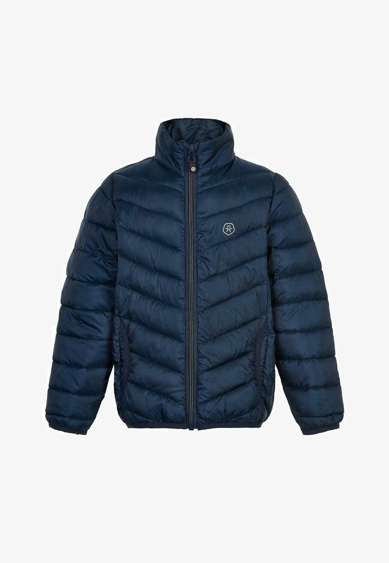 Marinblå puffjacka med hög krage, dragkedja framtill och chevron-quiltad mönstring. Mjuk, blankt material med sidofickor och logotypdetalj.