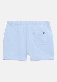 Ανοιχτό μπλε σορτς για νήπια με ελαστική μέση και μία πίσω τσέπη που φέρει μικρή σημαία με το λογότυπο Tommy Hilfiger.