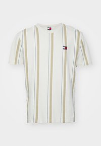 Camiseta blanca de manga corta con rayas verticales en beige y verde, que presenta un pequeño parche con el logo en el lado izquierdo y un diseño de cuello redondo clásico.