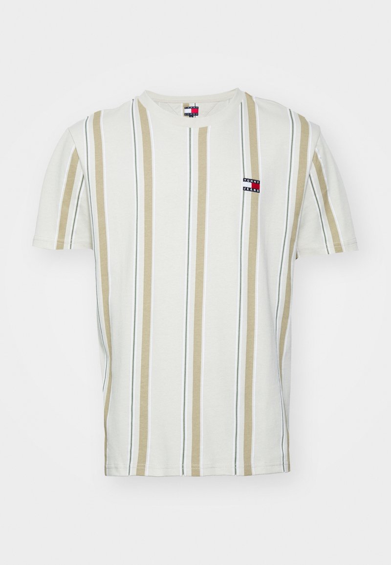 Camiseta blanca de manga corta con rayas verticales en beige y verde, que presenta un pequeño parche con el logo en el lado izquierdo y un diseño de cuello redondo clásico.