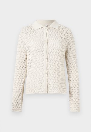Gilet en tricot de couleur crème avec un motif texturé, doté d'un col et d'une fermeture à boutons sur le devant, et de manches longues.