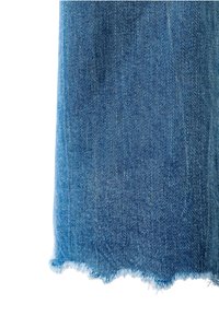 Niebieska tkanina dżinsowa z postrzępioną, nierówną krawędzią na białym tle.