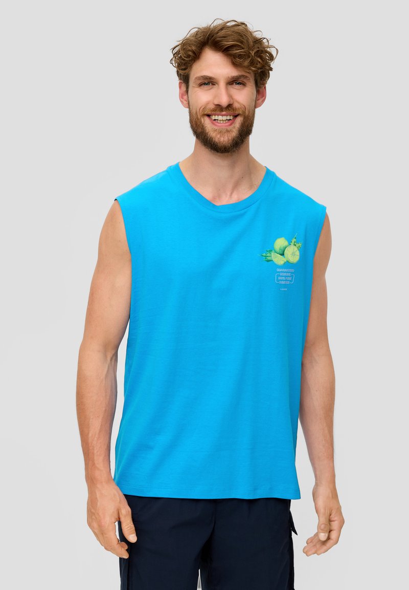 Blauwe mouwloze katoenen T-shirt met een ronde halslijn, met een grafische print van gele vruchten en tekst op de voorkant. Soepele textuur.