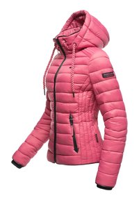 Roze gewatteerde jas met capuchon, voorzien van een rits en aantrekkoordjes, met een gequiltete textuur en zwarte accenten op de ritsen en het logo.