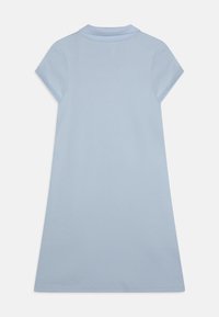 Lichtblauwe polojurk met korte mouwen, zachte katoenen stof, rechte snit, geen patronen, klassieke kraag en afgewerkte zoom.