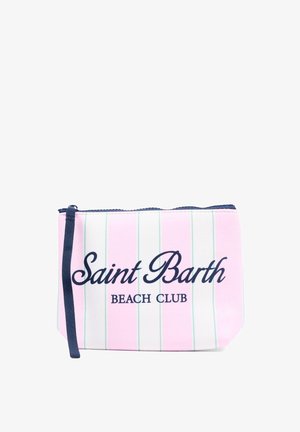 Petite pochette rectangulaire à rayures verticales roses et blanches, fermeture éclair marine, bracelet pour le poignet, avec le texte "Saint Barth Beach Club" sur le devant.