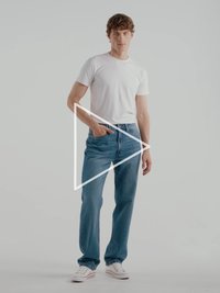 Witte T-shirt met ronde hals, blauwe jeans met rechte pijpen, witte sneakers. Model staat met één hand in de zak tegen een effen achtergrond.