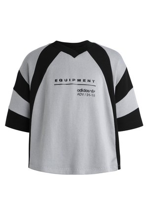 Grå og sort net T-shirt med korte ærmer, med V-hals, logotekst og stribet mønster på ærmerne.