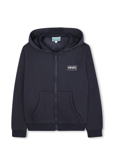 Marineblauwe hoodie, gemaakt van zacht materiaal, met een voorrits, twee zijzakken en een logo patch op de borst.