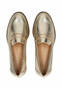 Mocassini metallici oro con finitura in pelle liscia, caratterizzati da dettagli cuciti e un design con bordo scallop. Suola piatta e stile slip-on.