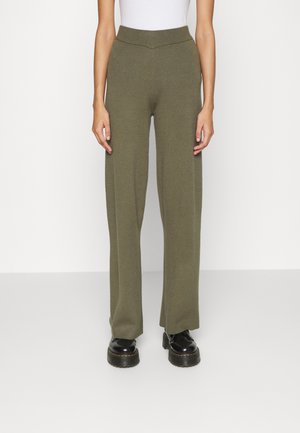 Calças largas em verde-oliva, feitas de um tecido de malha, com uma cintura alta e sem fechos ou bolsos visíveis.
