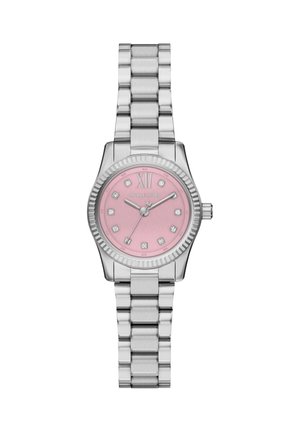 Uhr in Silberoptik mit gebürstetem rosafarbenem Zifferblatt, diamantähnlichen Stundenmarkierungen, geriffelter Lünette und einem Armband aus Edelstahl. Entworfen von Michael Kors.