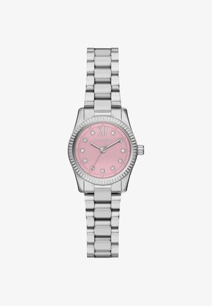 Uhr in Silberoptik mit gebürstetem rosafarbenem Zifferblatt, diamantähnlichen Stundenmarkierungen, geriffelter Lünette und einem Armband aus Edelstahl. Entworfen von Michael Kors.