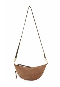 Borsa a tracolla in suede marrone con silhouette curva, hardware dorato e tracolla regolabile. Presenta un compartimento con zipper e un dettaglio a nappina.