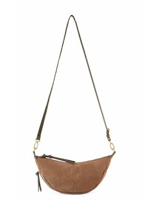 Borsa a tracolla in suede marrone con silhouette curva, hardware dorato e tracolla regolabile. Presenta un compartimento con zipper e un dettaglio a nappina.