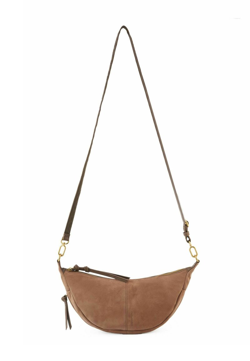 Borsa a tracolla in suede marrone con silhouette curva, hardware dorato e tracolla regolabile. Presenta un compartimento con zipper e un dettaglio a nappina.