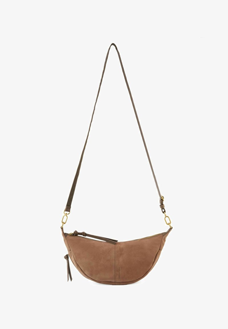 Borsa a tracolla in suede marrone con silhouette curva, hardware dorato e tracolla regolabile. Presenta un compartimento con zipper e un dettaglio a nappina.