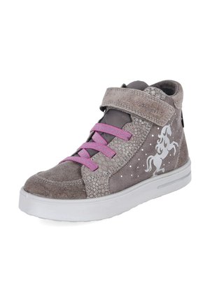 Baskets montantes en daim gris pour enfant avec lacets élastiques roses, une bride en velcro, une semelle blanche et un motif de cheval blanc sur le côté.