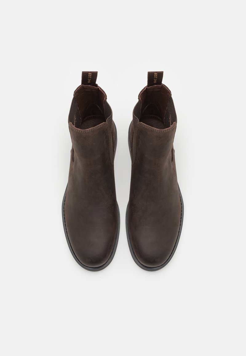 Braune Leder-Stiefeletten mit elastischen seitlichen Einsätzen und Ziehlaschen. Glatte Textur, runde Spitze und schlanker schwarzer Gummisohle. Keine sichtbaren Muster.