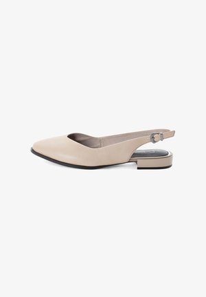 Scarpa slingback beige con tacco basso, punta appuntita, cinturino regolabile con fibbia argentata e suola nera su sfondo bianco.