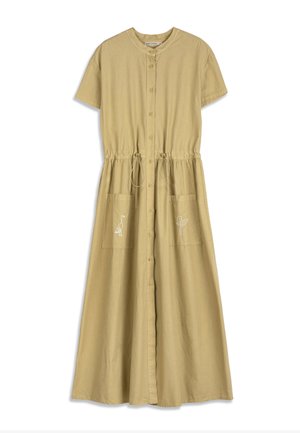 Vestido beige de manga corta con botones al frente, cintura con cordón y dos bolsillos delanteros con bordados blancos de pájaros y flores.