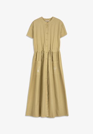 Beige kortærmet kjole med knapper, snøre i taljen og to forlommer med hvidt broderi af fugle og blomster.