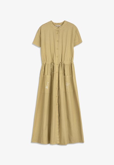 Robe beige à manches courtes avec boutons, taille ajustable par cordon et deux poches avant ornées d'une broderie blanche d'oiseaux et de fleurs.