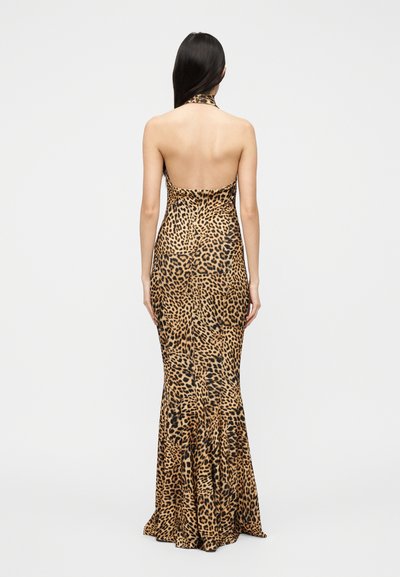 Robe de soirée bustier à imprimé léopard, silhouette ajustée, ourlet fluide et texture lisse, dans des tons de brun et noir.