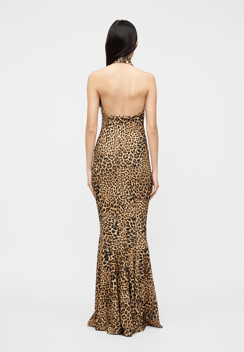 Robe de soirée bustier à imprimé léopard, silhouette ajustée, ourlet fluide et texture lisse, dans des tons de brun et noir.