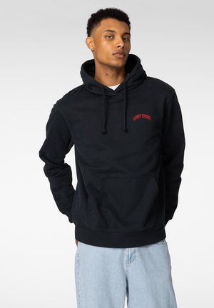 Svart hettegenser med kengurulomme, snøring i hetten og rød tekst "HENRY CHOICE" på brystet. Laget av et mykt stoff.