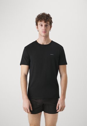 Schwarzes Kurzarm-T-Shirt aus weichem Baumwollstoff mit Rundhalsausschnitt und kleiner Logodetail auf der linken Brust, getragen mit schwarzen Shorts.