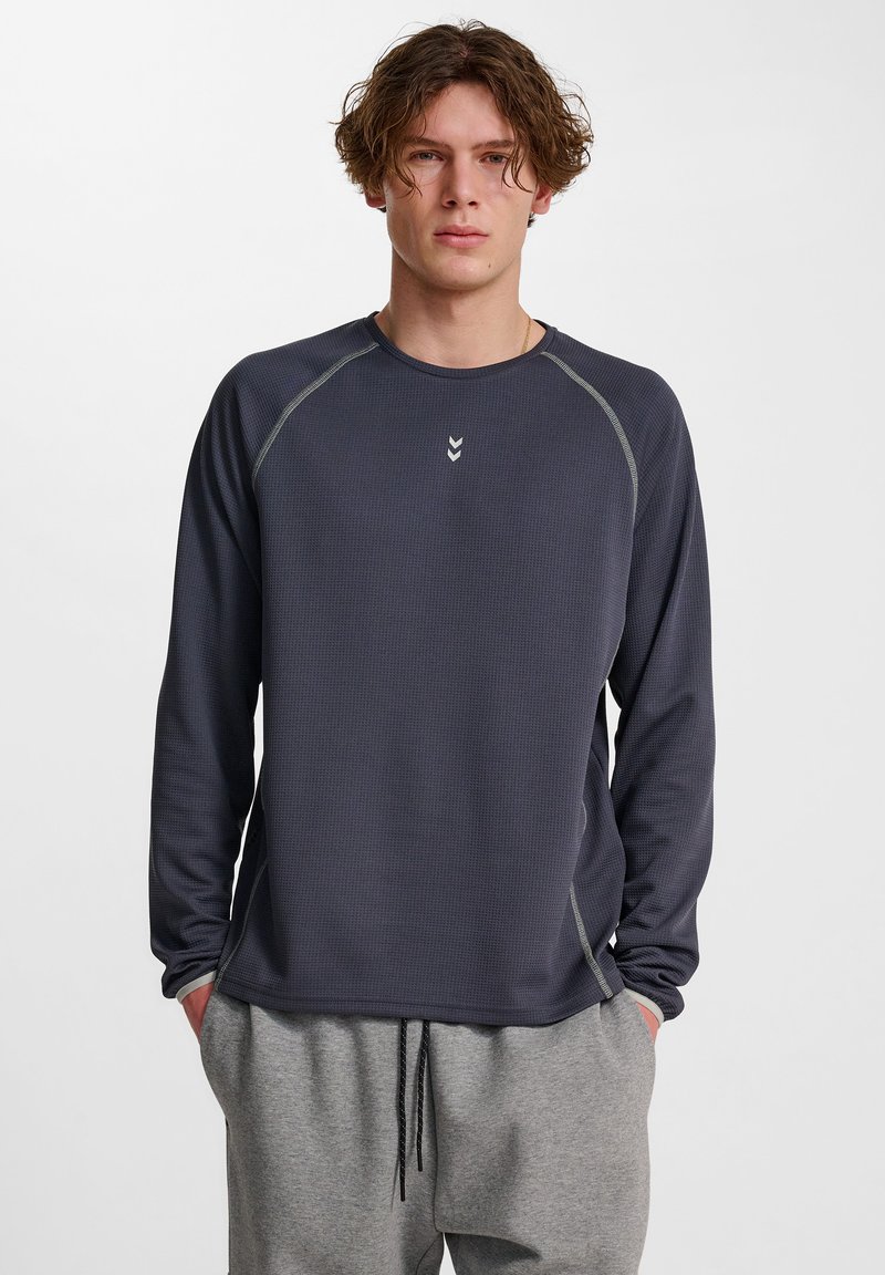 Langärmliges navy Performance-Shirt mit strukturiertem Stoff, grauen Akzentfarben, rundem Halsausschnitt und einem dreieckigen Logo auf der Brust.