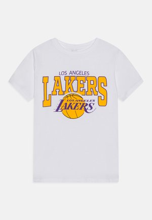 Camiseta blanca de algodón con el texto "LOS ANGELES LAKERS" en púrpura y amarillo, con un gráfico de baloncesto centrado debajo del texto.