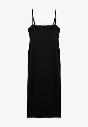 Robe midi noire sans manches en satin avec des bretelles spaghetti fines et une bordure en dentelle le long du décolleté sur fond blanc.