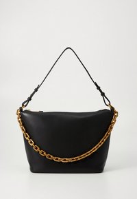 Juodos odos rankinė su auksine grandinėlės petneša ir reguliuojama plona juoda petnešė, rodoma ant balto fono.