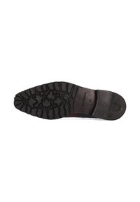 Suela de un zapato de vestir de cuero negro con banda de goma texturizada y marcado de talla 41 en la sección lisa del tacón.